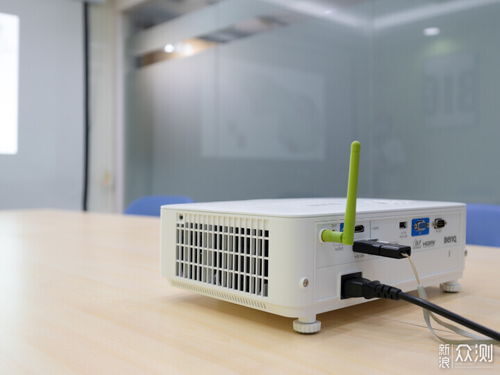 明基e582專業(yè)辦公投影儀,體驗智能開會時刻